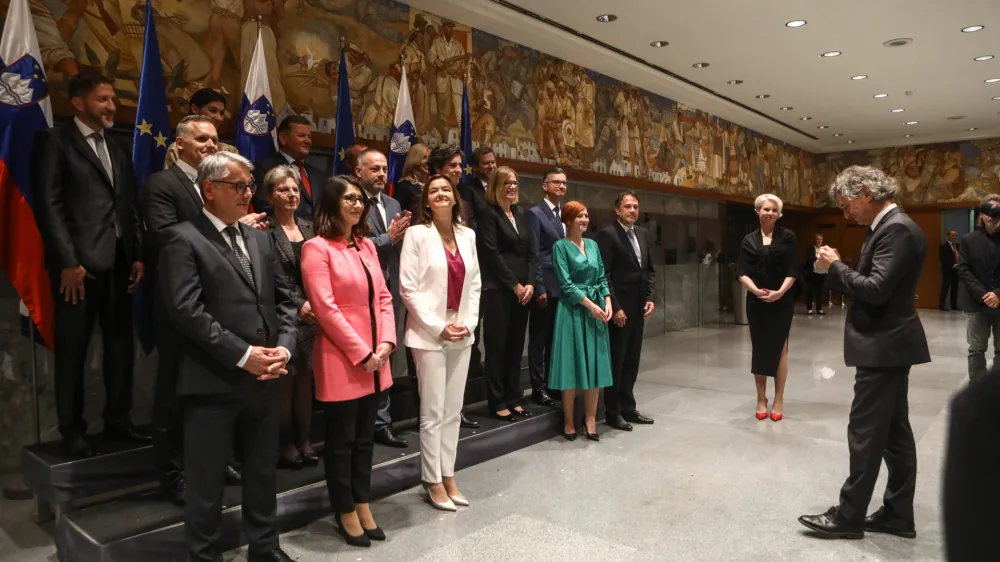 - 01.06.2022 - Izredna seja DZ, na kateri so potrjevali 17. novih ministrov - 15. petnajsta Vlada Republike Slovenije RS v samostojni Sloveniji pod vodstvom predsednika vlade dr. Roberta Goloba -  //FOTO: Luka Cjuha