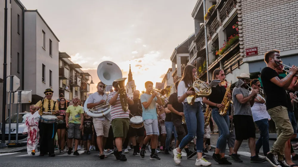 Zombi mar&scaron; na zadnji dan leto&scaron;njega Grossmannovega festivala F David Filipovič