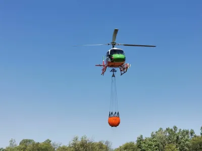 Pri ga&scaron;enju požara imajo gasilci pomoč tudi iz zraka. Na terenu je bilo v ponedeljek dopoldan pet helikopterjev. 