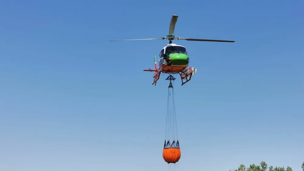 Pri ga&scaron;enju požara imajo gasilci pomoč tudi iz zraka. Na terenu je bilo v ponedeljek dopoldan pet helikopterjev. 