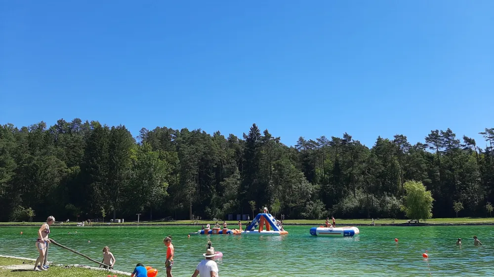 Na območju kampa so letos &scaron;e dodatno poskrbeli za varnost gostov in postavili dva dodatna defibrilatorja, za katera upajo, da ju ne bo treba uporabiti. Kopalce razveseljujejo z novimi vodnimi igrali, ki so na voljo brezplačno.