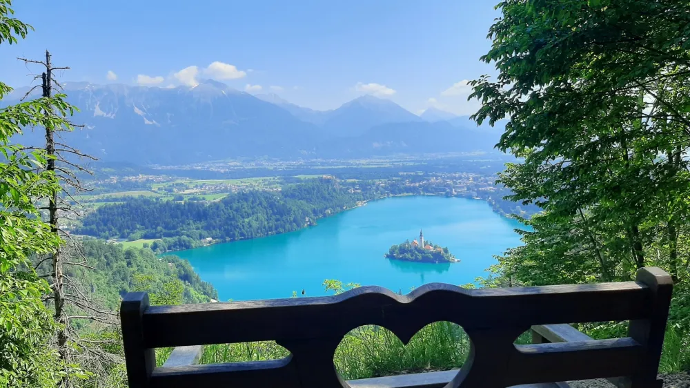 Blejski otok, eno najpomembnej&scaron;ih in najbolj obeganih blejskih turističnih točk, je znamenita revija National Geographic pred petimi leti objavila na naslovnici svojega kataloga luksuznih potovanj z zasebnimi letali.&nbsp;