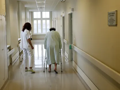  medicinski pripomoček bergle - palica - 16.12.2013 - Ortopedska klinika UKC Ljubljana ob 90. obletnici obstoja, zdravstvo -čakalnica - medicinsko osebje - medicinske sestre//FOTO: Toma Skale 