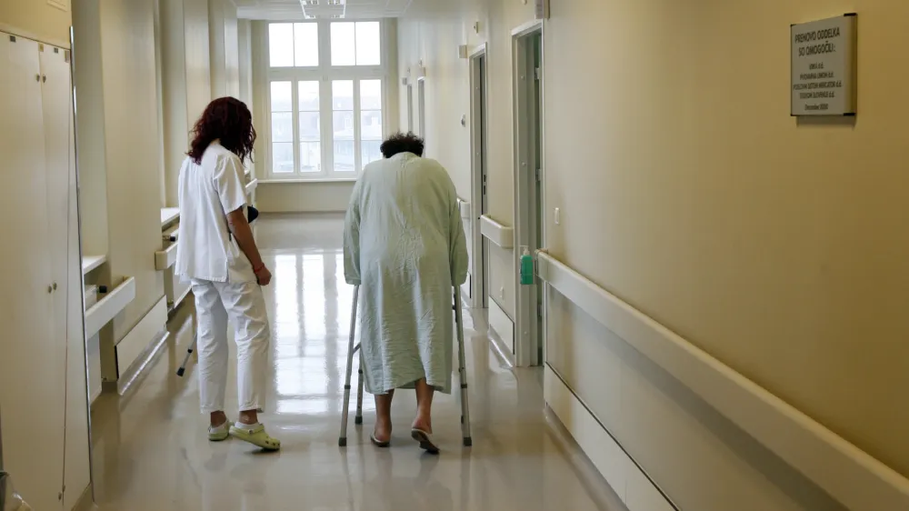  medicinski pripomoček bergle - palica - 16.12.2013 - Ortopedska klinika UKC Ljubljana ob 90. obletnici obstoja, zdravstvo -čakalnica - medicinsko osebje - medicinske sestre//FOTO: Toma Skale 