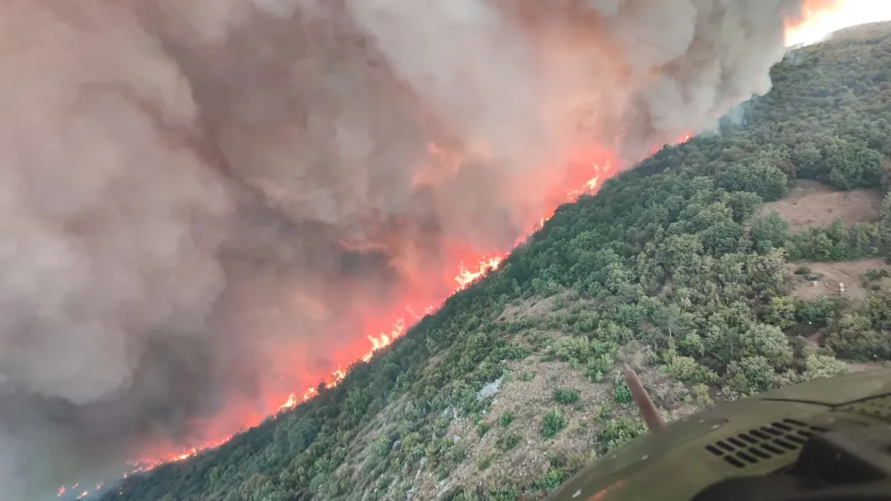 Miren - Kostanjevica.<br>Pozar na goriskem Krasu.<br>Foto: Slovenska vojska