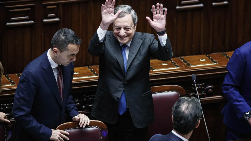 Po 523 dneh na čelu vlade se Mario Draghi poslavlja z mesta predsednika vlade. Na položaju je zdržal dlje, kot enajst mesecev, kolikor v povprečju zna&scaron;a trajanje obstoja italijanskih vlad. Foto: AP