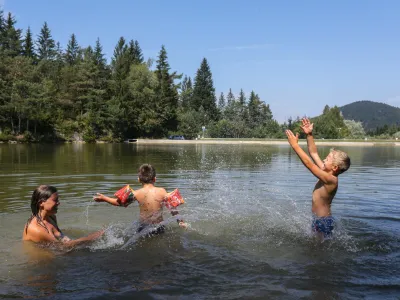 Rakitni&scaron;ko jezero ponuja obiskovalcem, ki jih je več ob koncih tedna, prijetno ohladitev in osvežitev.&nbsp;