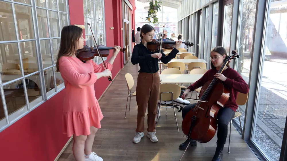 Država sku&scaron;a za ukrajinske begunce sprejeti interventni zakon. Nevladne organizacije so v ureditvi prepoznale množico ovir. Na fotografiji mladi Ukrajinci v ljubljanskem hostlu Celica.