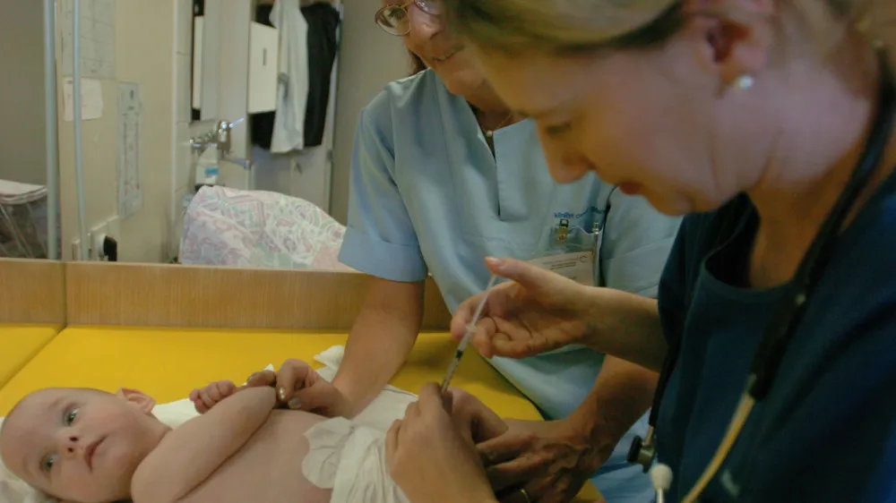 cepljenje otrok do drugega leta starosti - novorojenci - Respiratorni sincicijski virus - Perinatologija - Ginekolo&scaron;ka klinika Ljubljana, Porodni&scaron;nica Ljubljana//FOTO: Jaka Adamič <br>OPOMBA: ZA OBJAVO V ČASOPISU DNEVNIK 