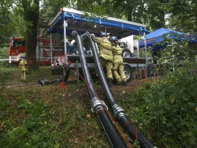 Reka unica - civilna za&scaron;čita<br><br>- 26.07.2022 &ndash; kritično stanje vodooskrbe v slovenski Istri &ndash; prispeli prvi tovornjaki s cisternami surove vode iz reke Unice v vodarno Rižanskega vodovoda v Cepkih pri Dekanih. <br> <br>//FOTO: Luka Cjuha<br>