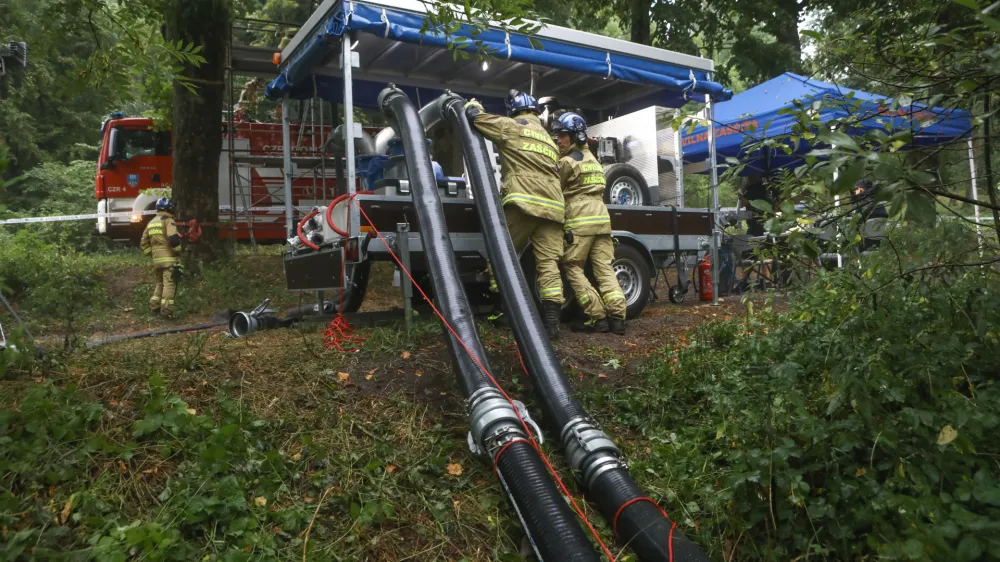 Reka unica - civilna za&scaron;čita<br><br>- 26.07.2022 &ndash; kritično stanje vodooskrbe v slovenski Istri &ndash; prispeli prvi tovornjaki s cisternami surove vode iz reke Unice v vodarno Rižanskega vodovoda v Cepkih pri Dekanih. <br> <br>//FOTO: Luka Cjuha<br>