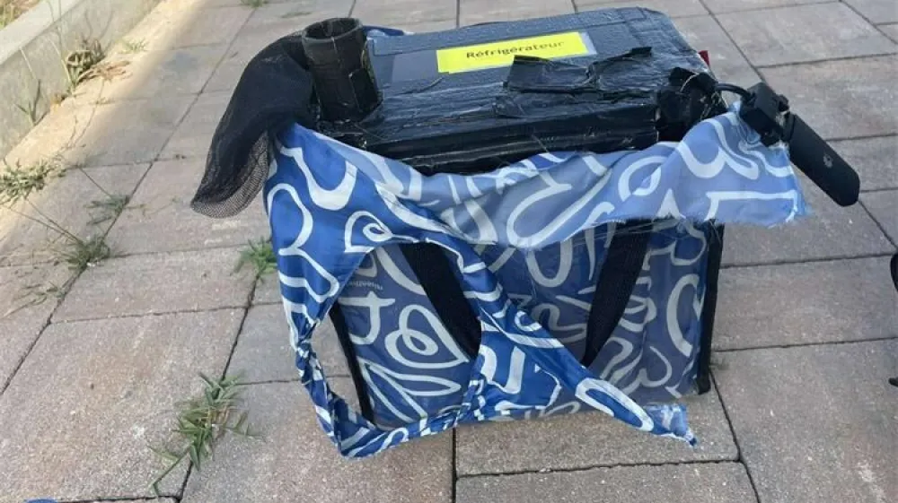 Nemca sta v kampu v Rovinju z ročno izdelano kamero, skrito v hladilni skrinji, na plaži snemala otroke. pedofilija, Hrva&scaron;ka, Rovinj, Istrska policijska uprava, snemanje otrok