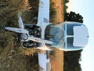 Ultralahko letalo je strmoglavilo na polje p&scaron;enice, pilot in njegov učenec pa sta jo hudo srečno odnesla. Letalo je namreč opremljeno s padalom.
F služba za preiskave letalskih nesreč