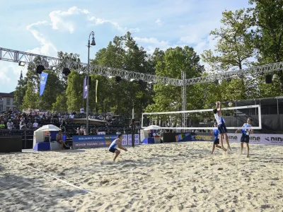 - 29.07.2022 - Odbojka na mivki Ljubljana Beach Volley 2022 &ndash; državno prvenstvo mladih U16 &ndash; U20, igri&scaron;če na Kongresnem trgu //FOTO: Nik Erik Neubauer