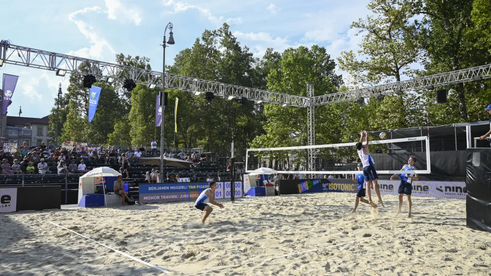 - 29.07.2022 - Odbojka na mivki Ljubljana Beach Volley 2022 &ndash; državno prvenstvo mladih U16 &ndash; U20, igri&scaron;če na Kongresnem trgu //FOTO: Nik Erik Neubauer
