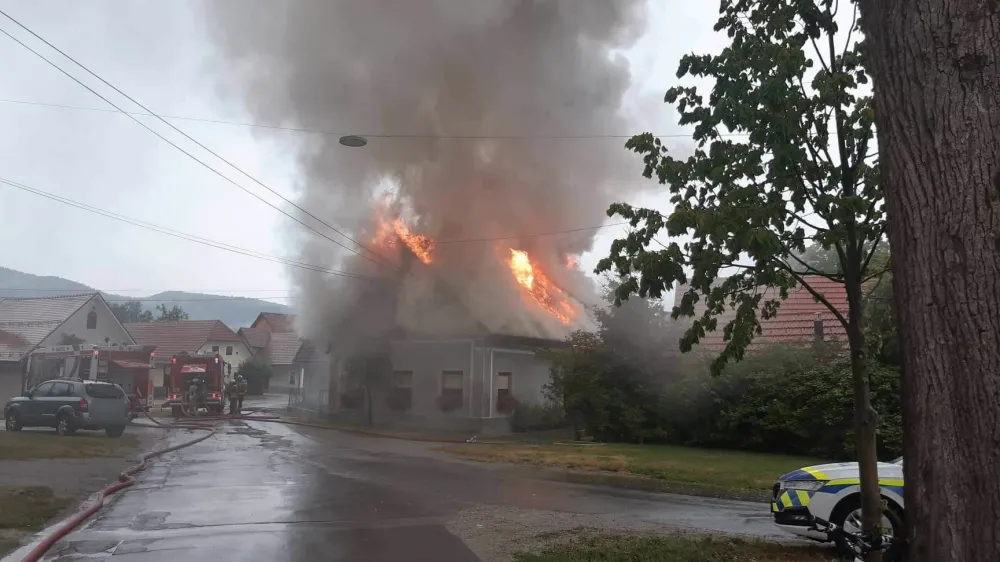 V hi&scaron;o, ki je pogorela, naj bi udarila strela. 