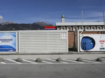 Že kupljena in pripravljena oprema za vodikovo črpalko je po desetletju pozabe v Petrolovem skladi&scaron;ču dočakala klavrn konec. Vodikova črpalka, ki je bila postavljena v Lescah (na fotografiji), ne deluje več. Četudi danes zaradi energetske krize in preusmerjanja na alternativne vire energije čas ne bi mogel biti ugodnej&scaron;i, v Sloveniji nimamo ambicioznih vodikovih načrtov.