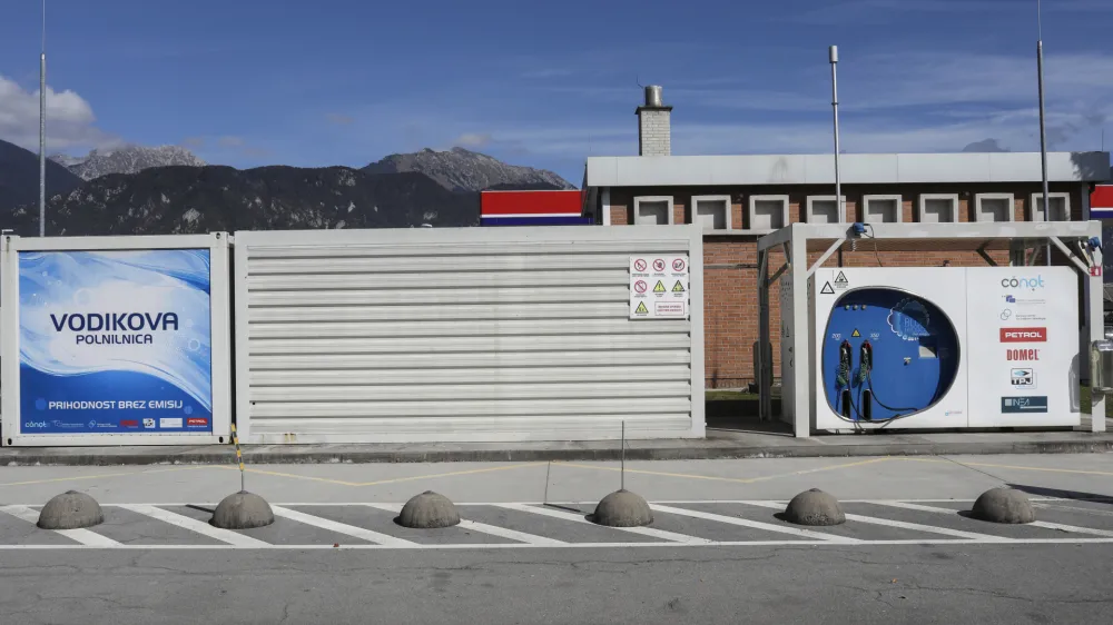 Že kupljena in pripravljena oprema za vodikovo črpalko je po desetletju pozabe v Petrolovem skladi&scaron;ču dočakala klavrn konec. Vodikova črpalka, ki je bila postavljena v Lescah (na fotografiji), ne deluje več. Četudi danes zaradi energetske krize in preusmerjanja na alternativne vire energije čas ne bi mogel biti ugodnej&scaron;i, v Sloveniji nimamo ambicioznih vodikovih načrtov.