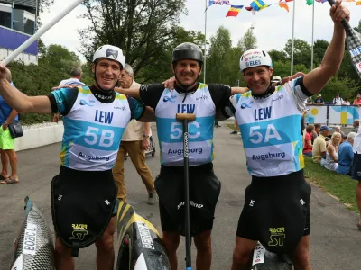 Kanuisti (z leve) Luka Božič, Anže Berčič in Benjamin Sav&scaron;ek so s popolno vožnjo postali svetovni prvaki v mo&scaron;tvenih vožnjah.
F