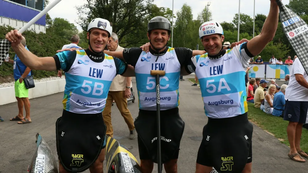 Kanuisti (z leve) Luka Božič, Anže Berčič in Benjamin Sav&scaron;ek so s popolno vožnjo postali svetovni prvaki v mo&scaron;tvenih vožnjah.
F