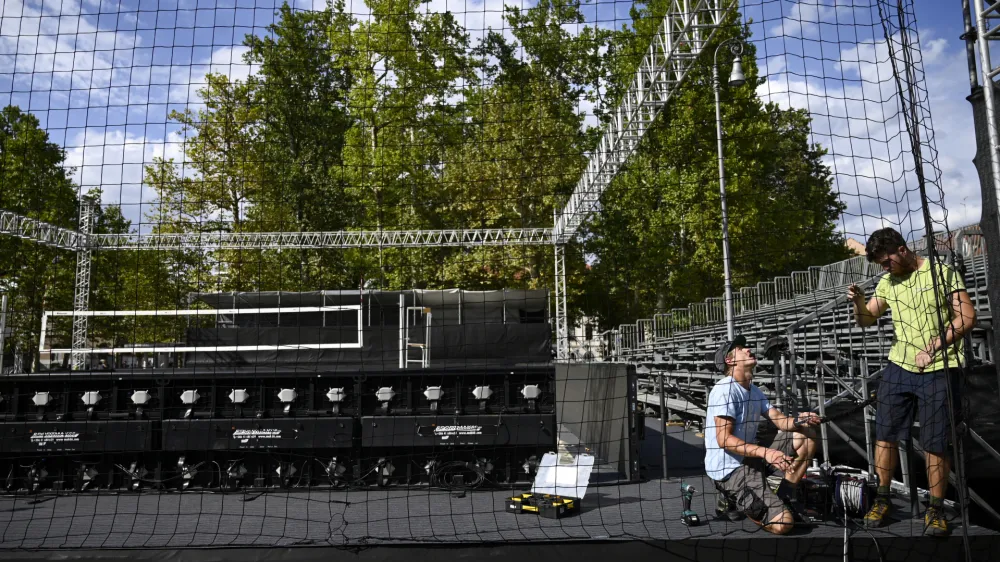 - 27.07.2022 - Odbojka na mivki Ljubljana Beach Volley 2022 &ndash; priprava igri&scaron;ča na Kongresnem trgu //FOTO: Nik Erik Neubauer
