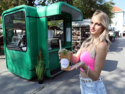 - 28.07.2022 &ndash; Ljubljanska tržnica &ndash; kiosk Bubble Tea Bar - prodaja osvežilnih napitkov na osnovi čaja ali mleka //FOTO: Tomaž Skale