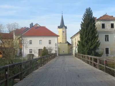V minulih dneh so poru&scaron;ili dotrajan hrastov most v Kostanjevici na Krki (na sliki), ki predstavlja pomembno kulturno dedi&scaron;čino kraja. Foto: Dragana Stanković&nbsp;