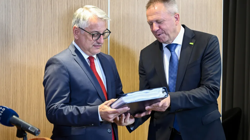 novi minister za godspodarstvo Matjaž Handosedanji minister za gospodarstvo Zdravko Počival&scaron;ek - 02.06.2022 &ndash; Ministrstvo za gospodarstvo - primopredaja poslov med novim ministrom za gospodarstvo Matjažem Hanom in biv&scaron;im ministrom Zdravkom Počival&scaron;kom //FOTO: Nik Erik Neubauer