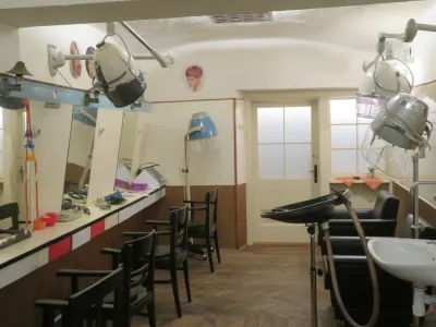 Frizersko brivski salon Kreutz velja za najstarej&scaron;i ohranjen tovrstni salon v Sloveniji.