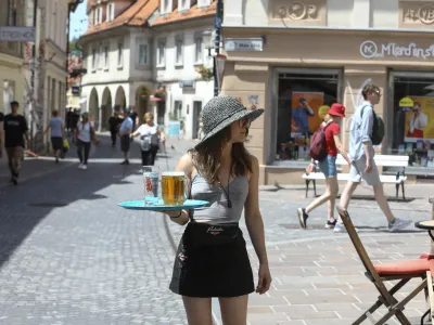 - gostinski vrt - pivo<br><br>- 27.06.2022 &ndash; Vročinski val v Ljubljani - vremenska slika - visoke dnevne temperature - vročina<br> <br>//FOTO: Luka Cjuha <br>