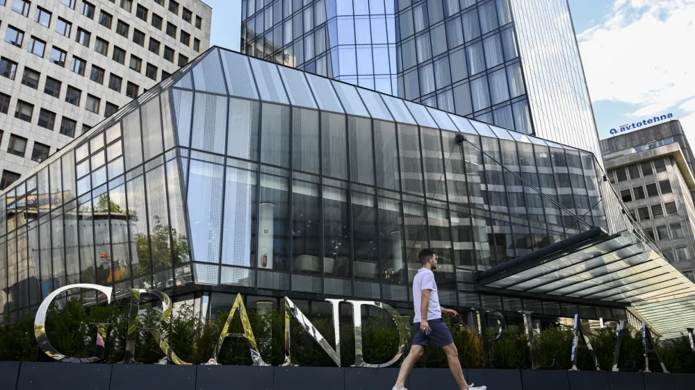 - 1.08.2022 - Petzvezdični Grand Plaza hotel, ki s 354 sobami postaja nov največji hotel v slovenski prestolnici. //FOTO: Nik Erik Neubauer