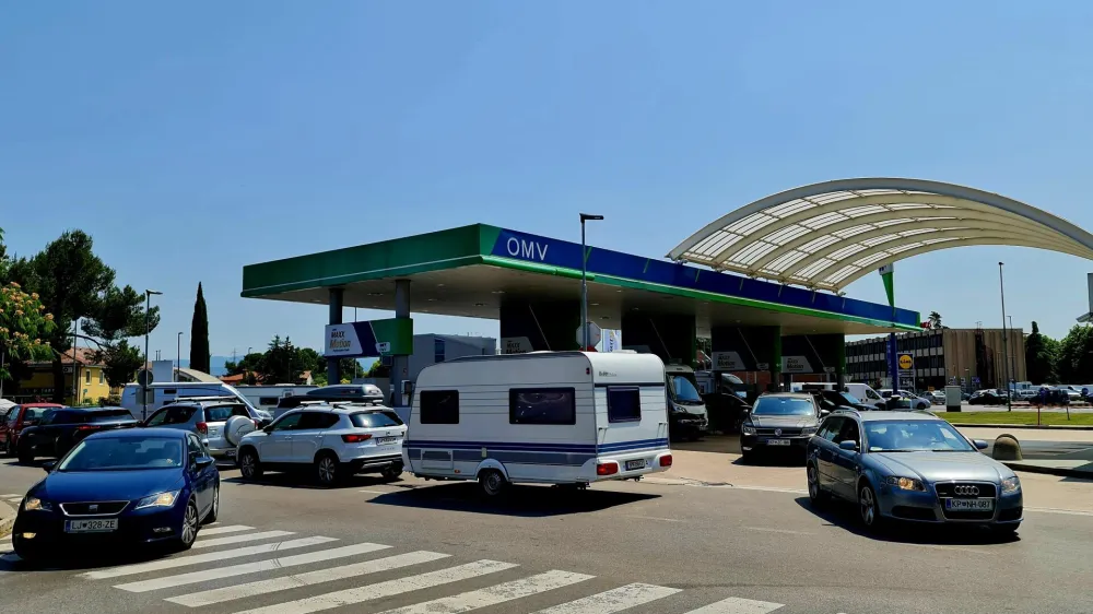 Družba OMV je v prvi polovici leta čisti dobiček povečala za kar 105 odstotkov in zna&scaron;a 3,4 milijarde evrov. OMV Slovenija je prodan, vendar &scaron;e vedno čakajo na dovoljenje regulatornih organov, da jih prevzame madžarski MOL, ki je v prvi polovici leta ustvaril 551 milijonov evrov dobička. Foto: Tatjana Tanackovič&nbsp;
