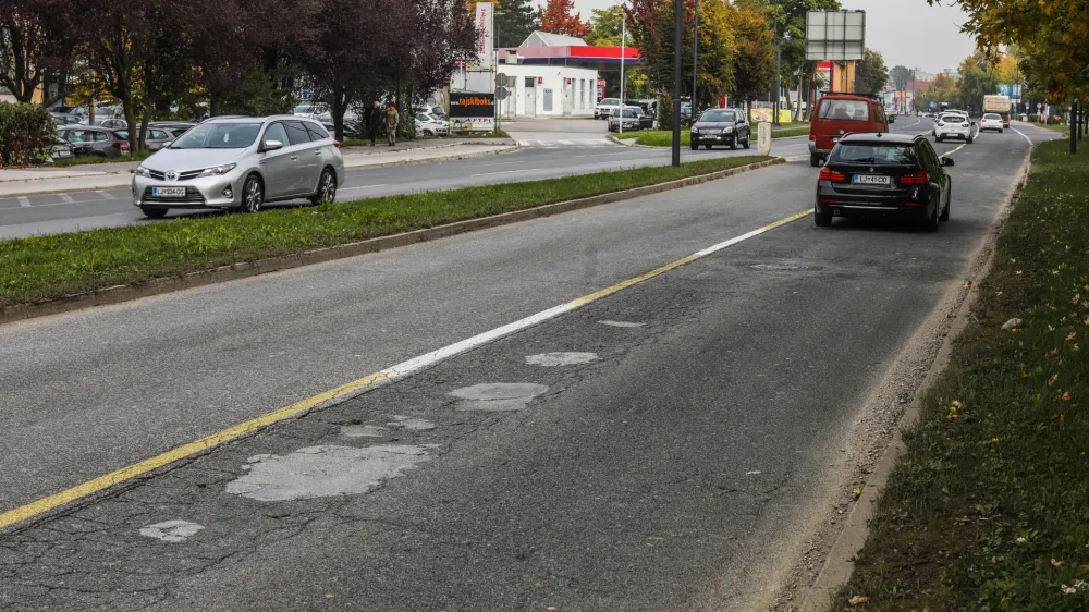 Del Trža&scaron;ke ceste, ki je poln kolesnic in bolj ali manj kakovostno zakrpanih lukenj, bodo s skupinim vložkom prenovili Dars, direkcija za infrastrukturo in ljubljanska občina.