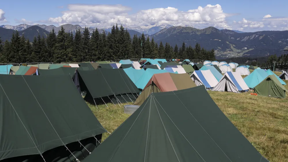 Za postavitev in organizacijo zletnega prostora je skoraj tisoč tabornikov potrebovalo nekaj manj kot &scaron;tiri ure.