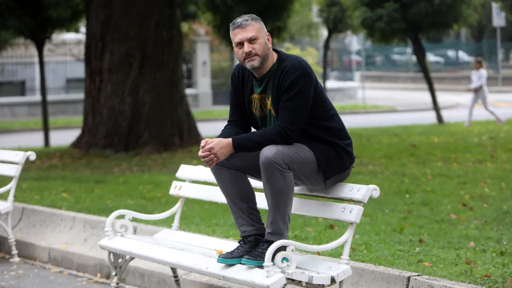 Glasbenik Damir Imamović je svoje znanje o sevdalinkah strnil v knjigi, ki je v slovenskem prevodu iz&scaron;la pri založbi Sanje.
Foto: Tomaž Skale&nbsp;