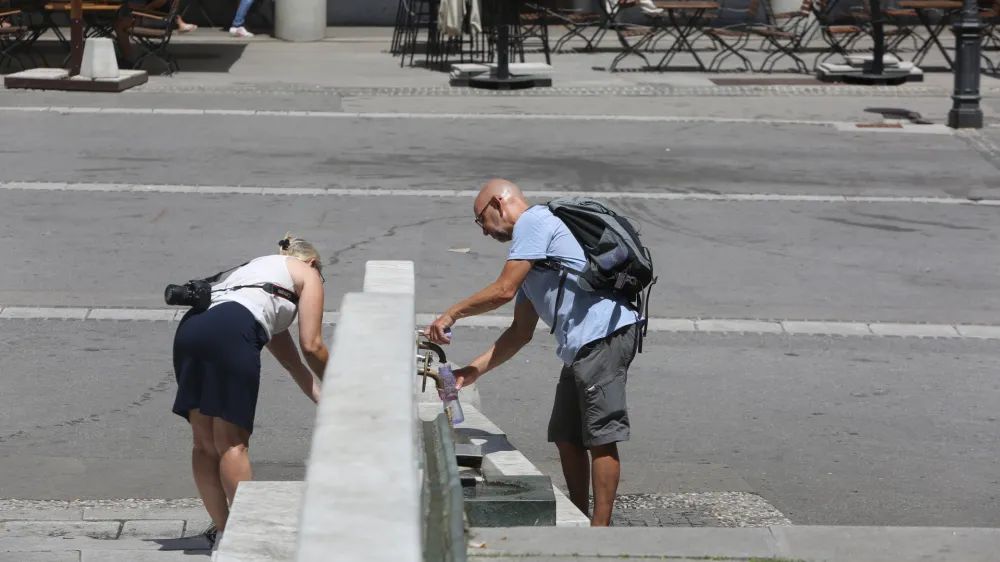pitnik - fontana - vročina - žeja - voda<br><br>- 27.06.2022 &ndash; Vremenska slika v Ljubljani - vročinski val - visoke dnevne temperature -<br><br> <br><br>//FOTO: Nik Erik Neubauer