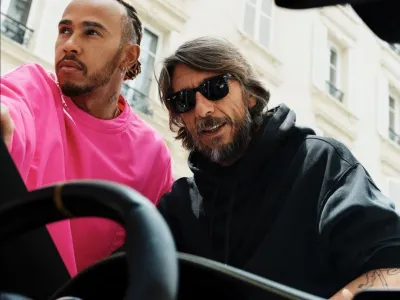 Legendarna Valentino rdeča barva, ki je že &scaron;est desetletij za&scaron;čitni znak modne hi&scaron;e, odkar jo je njen ustanovitelj Valentino Garavani postavil na modni pediestal, je dobila konkurenco. Pierpaolo Piccioli, kreativni direktor Valentina, se je na nedavni predstavitvi jesenske kampanje pohvalil z novim barvnim adutom, vroče rožnato, ki bo zagotovo zaslovela kot njena starej&scaron;a &raquo;sestra&laquo;. Poleg ble&scaron;čečega odtenka, s katerim je prihajajoči modni sezoni vdihnil mladostno energijo, je oblikovalec predstavil ambasadorja svojega modnega obrata, hollywoodsko igralko in pevko Zendayo ter britanskega prvaka formule 1 Lewisa Hamiltona. 