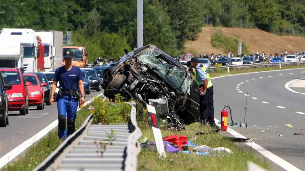 V hudi prometni nesreči na hrva&scaron;ki avtocesti, ki je bila v smeri Zagreba več ur zaprta, je umrl 46-letni Slovak. &Scaron;e sedem oseb je bilo po&scaron;kodovanih.