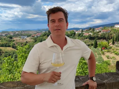 David Lipov&scaron;ek: "Vsak dan imamo za poku&scaron;ino in nakup na voljo približno 250 etiket najrazličnej&scaron;ih vin, od tega jih je vsak dan vsaj trideset na kozarec." F Iztok Klemenčič