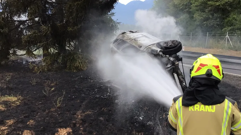 Ga&scaron;enje gorečega avtomobila.