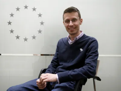 Dragan Barbutovski, je bil pred nastopom v.d. direktorja Ukom, direktor British Councila v Sloveniji, svetovalec za EU in strate&scaron;ko komuniciranje in nekdanji govorec slovenskega predsedstva EU. F Bojan Velikonja Q