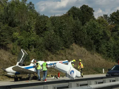 Letalo je bilo po zasilnem pristanku na avtocesti pri Brezjah močno po&scaron;kodovano. Foto: Luka Cjuha&nbsp;