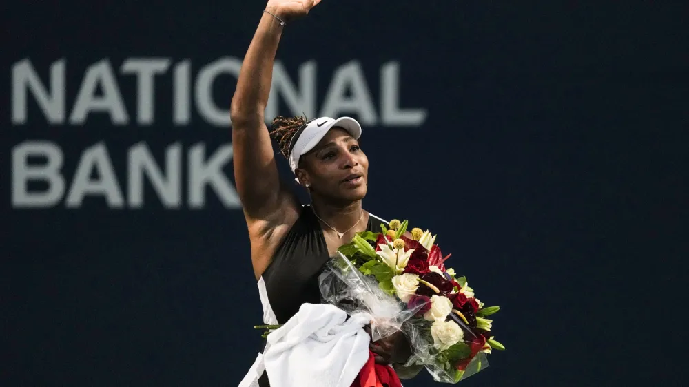 10 August 2022, Canada, Toronto: American tennis player Serena Williams (C)&nbsp;leaves the court carrying flowers and waving to fans after her defeat against Switzerland's Belinda Bencic in their women's singles round of 32 tennis match of the Canadian open. Photo: Chris Young/Canadian Press via ZUMA Press/dpa