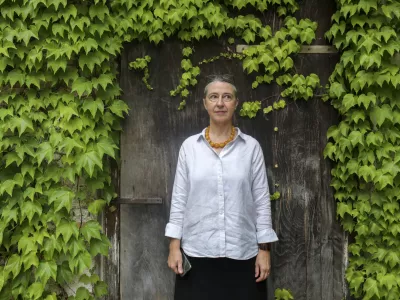 - 26.07.2022 - &Scaron;pela &Scaron;ubic, umetnostna zgodovinarka in kustosinja za industrijsko oblikovanje v MAO - Muzej za arhitekturo in oblikovanje //FOTO: Jaka Gasar