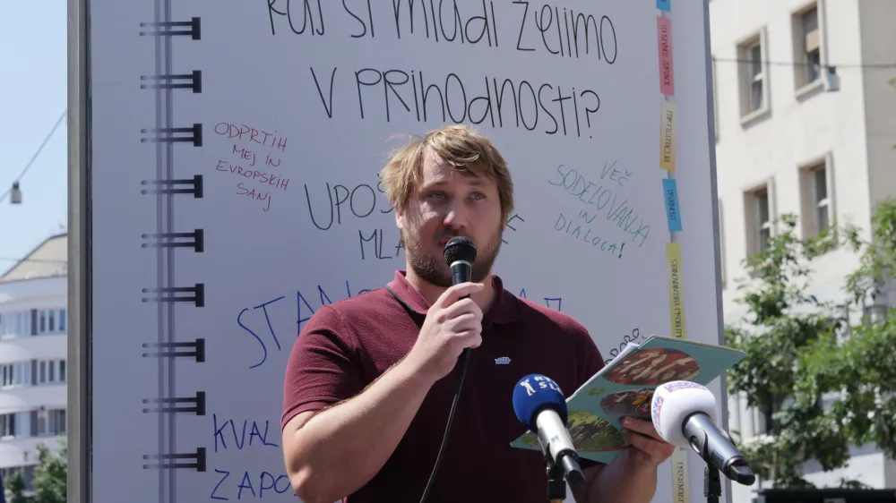 Ljubljana.<br>Novinarska konferenca Mladinskega sveta Slovenije ob dnevu mladih.<br>Predsednik mladinskega sveta Slovenije Miha Zupancic.