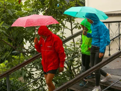 Danes je deževalo tudi v Zagrebu, a je huj&scaron;e neurje zajelo Split in Vis. Foto: Pixsell