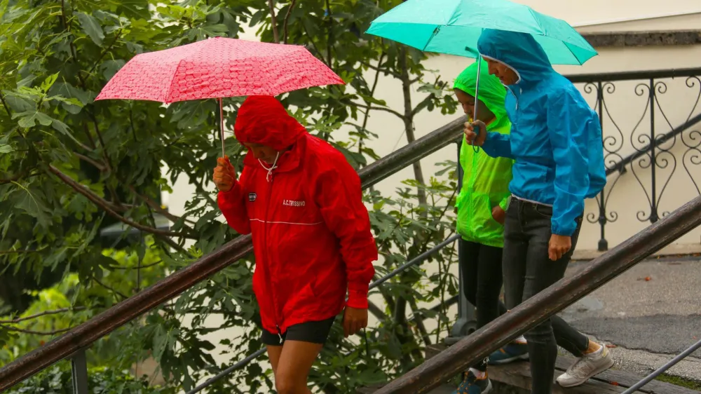 Danes je deževalo tudi v Zagrebu, a je huj&scaron;e neurje zajelo Split in Vis. Foto: Pixsell