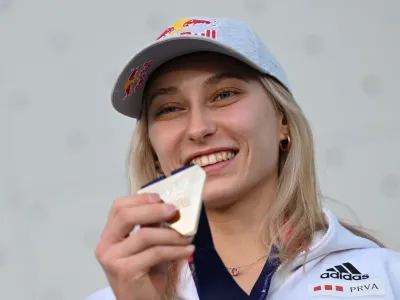 Slovenska &scaron;portna plezalka Janja Garnbret si je v M&uuml;nchnu priborili že dve zlati kolajni &ndash; v težavnosti in na balvanih, imela pa bo priložnost tudi za tretjo.