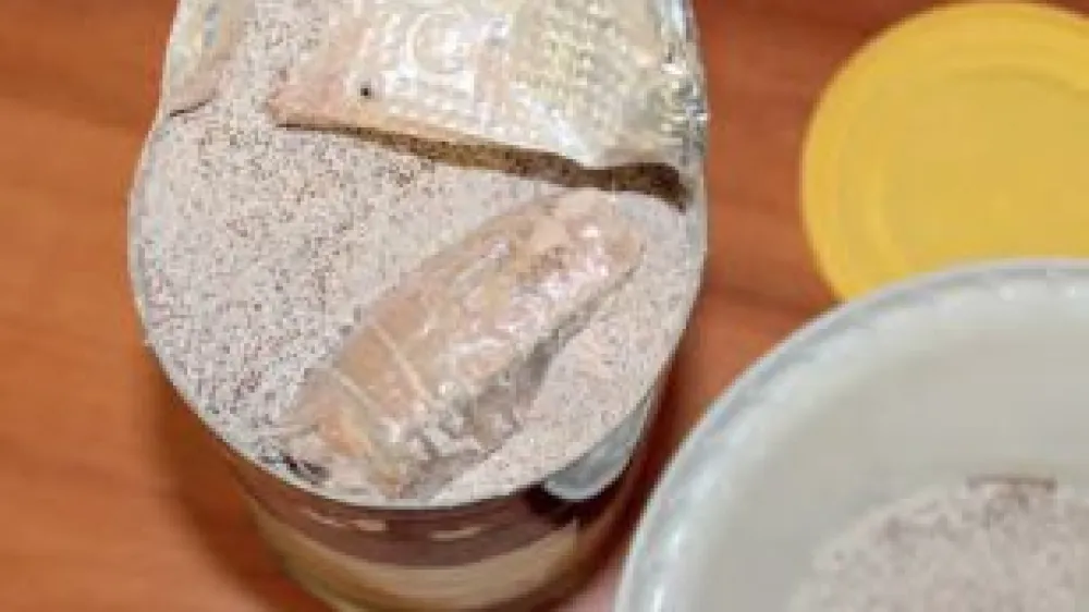 Mobilni telefon so enkrat v zapor posku&scaron;ali pretihotapiti tudi v posodici kapučina.