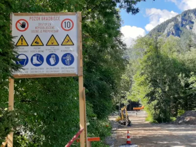 Gradbi&scaron;če pozornost zbuja tudi zato, ker na njem ni gradbi&scaron;čne table, ki bi označevala, da gre za legalno gradnjo, in s katere so jasno razvidni pravnomočno gradbeno dovoljenje, nadzornik, izvajalec in odgovorni vodja del.